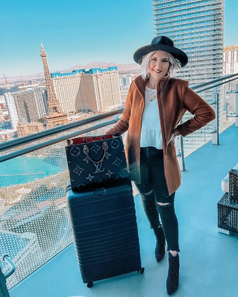 Chic Layered Winter Look for Las Vegas Strolls