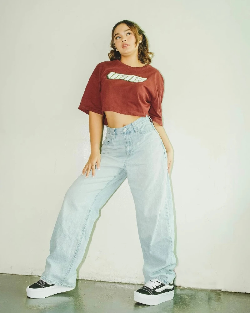 Cropped Tee & Wide-Leg Jeans with Vans