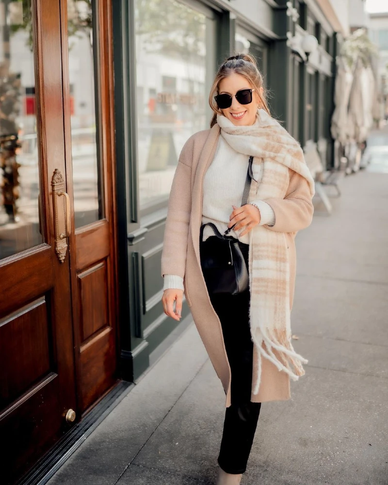 Effortless City Chic – Neutrals and Layers for a Sophisticated Winter Look