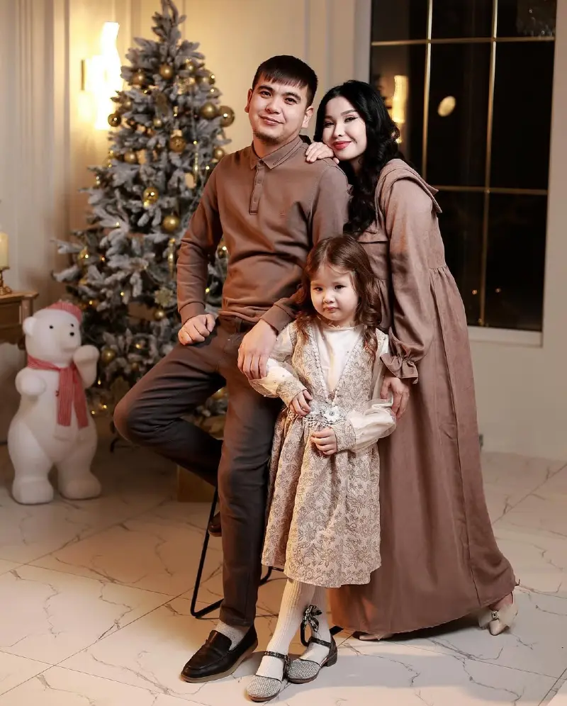 Elegant Holiday Neutrals Look