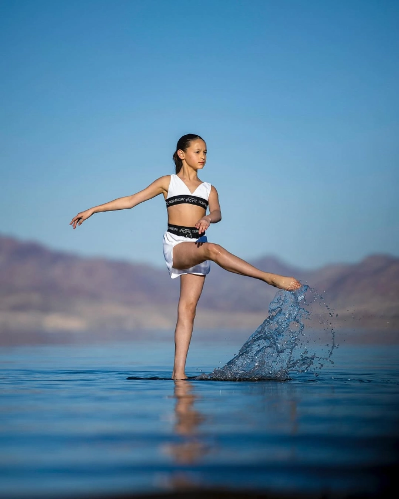 Graceful Motion Water Kick