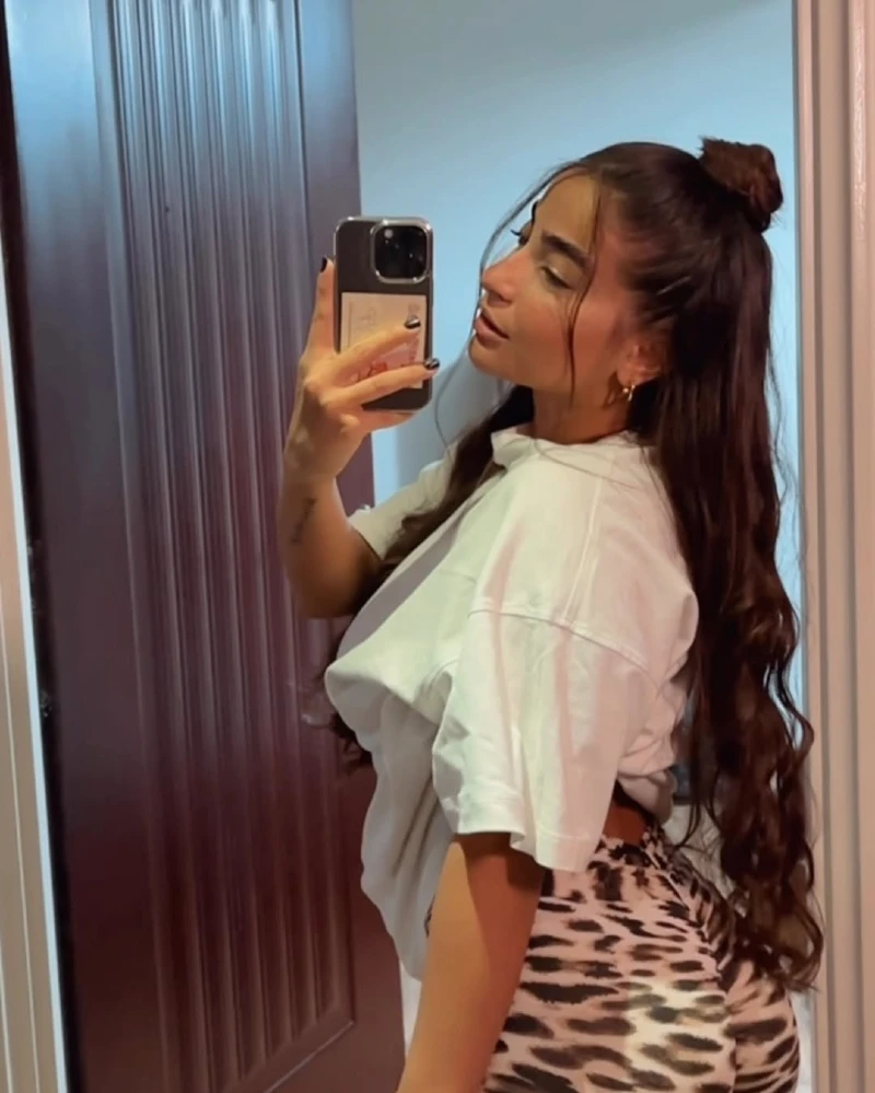 Profile Messy Bun Casual